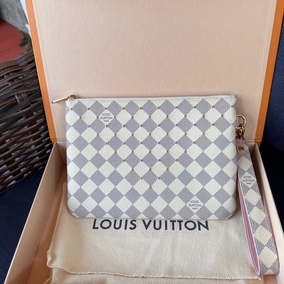 LOUIS VUITTON CITY POUCH WITH WRISTLET - Picture 6 of 16